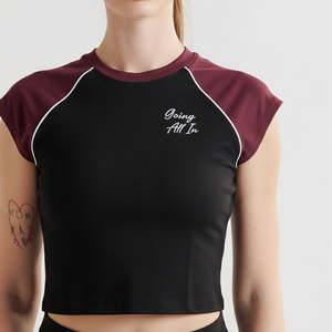 เสื้อยืดออกกำลังกายสำหรับผู้หญิง รุ่น Edge Tee สีดำ-แดงเลือดหมู ชุดออกกำลังกายโดย Pakistan GymArmour - Product Image 3