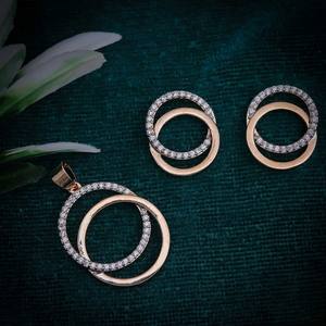 ชุดจี้ทรงกลมคลาสสิกสำหรับผู้หญิง ดีไซน์ทันสมัย ชุบทองบนสแตนเลส ประดับด้วยเพชรซิคอน - Product Image 2