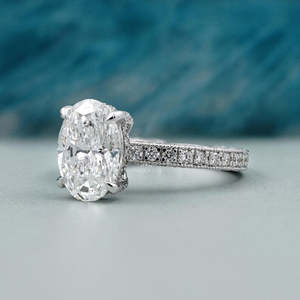 Anillo de Compromiso con Corte Ovalado y Banda de Diamantes Pavé con Halo Oculto en Oro Blanco - Product Image 3