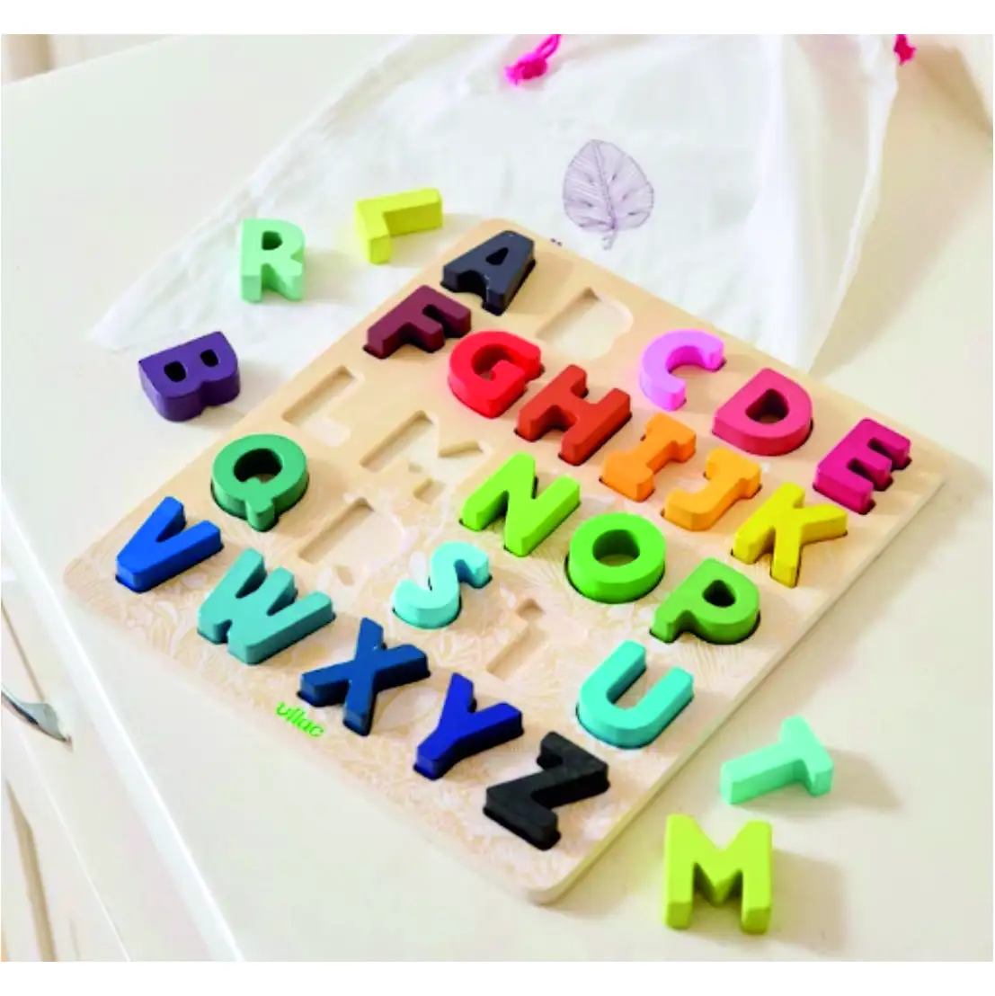 パーソナライズされた木製のカラフルなアルファベット学習おもちゃインドでデザインされた学びと遊び小さな手のための木製の手紙