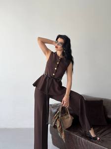Ensemble tailleur élégant bleu marine sans manches pour femme avec boutons dorés et pantalon long à taille ceinturée – Collection Automne - Product Image 2