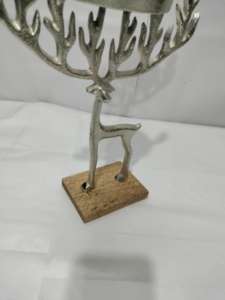 Candelabro de Metal Plateado de Lujo con Forma de Reno y Base de Madera para Decoración Navideña al Mejor Precio - Product Image 3