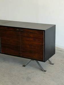 Buffet/Console de Rangement en Bois Massif Style Mid-Century Modern avec Portes Cannelées pour Salon, Entrée ou Appartement - Product Image 5