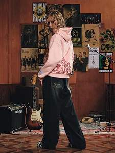 Sudadera con capucha gráfica de gran tamaño con un estampado de personaje de dibujos animados perfecto para Streetwear Casual Y2K Sudadera con capucha unisex - Product Image 3