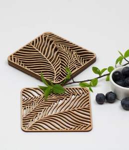 Dessous de verre en bois naturel avec un design gravé unique adapté au salon ou à la table à manger - Product Image 2