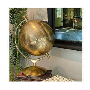 Escultura de globo de aluminio sólido de alta calidad con acabado dorado Diseño antiguo para centro de mesa Venta de metal - Product Image 1