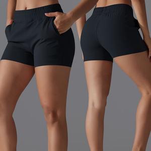 Pantalones cortos de yoga informales deportivos con logotipo personalizado para mujer, pantalones cortos con bolsillo para correr, gimnasio, pantalones cortos de secado rápido de poliéster elástico para mujer - Product Image 6