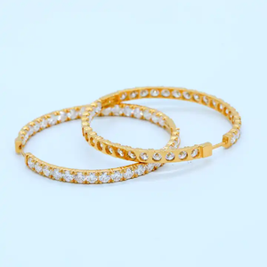 Pendientes de Aro con Diamantes Redondos Creados en Laboratorio con Engaste Pavé, Oro Amarillo de 14K, Regalo para Mujer - Product Image 2