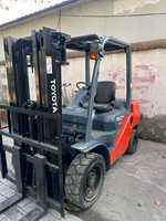 Chariot élévateur Toyota d'occasion 3 tonnes 8F30 avec pompe de boîte de vitesses, moteur et roulement, hauteur de levage 3m/4.5m/6m, certifié, prix bas, en stock