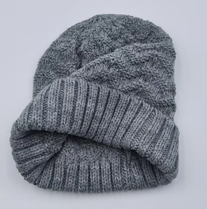 Bonnet tricoté d'hiver de haute qualité avec logo personnalisé Bonnet en acrylique brodé à la main pour hommes et femmes Style de voyage Fabriqué en Inde - Product Image 6