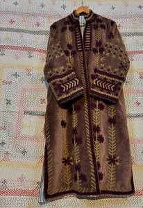 Manteau long en velours taupe marron fait main sur mesure, orné de motifs floraux violets foncés et dorés avec des motifs géométriques - Product Image 4