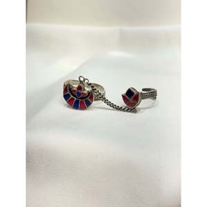 Bague à breloques en argent 925 par Ragini, bague double à breloques en argent sterling, bague ethnique Meenakari avec chaîne connectée pour femme - Product Image 3