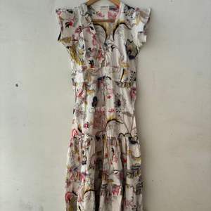 Belle robe blanche imprimée en coton à motifs floraux Robe pour tenue décontractée Robe imprimée à la main - Product Image 4