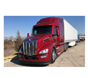 Peterbilt 579 prêt pour le travail, incluant des réservoirs de carburant de 120 et 120 gallons, ainsi que des jantes en aluminium et des pneus à profil bas 295 75r 22.5. - Product Image 5