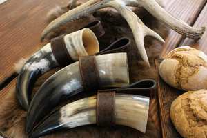 Cuerno para beber tallado vikingo auténtico, Forma natural ecológica, estilo animal y religioso con soporte de cuero para cerveza de hidromiel - Product Image 6
