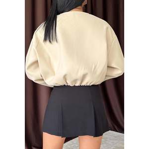 กระโปรงจีบสีดำพร้อมดีเทลกระดุม - สีดำ - Product Image 4
