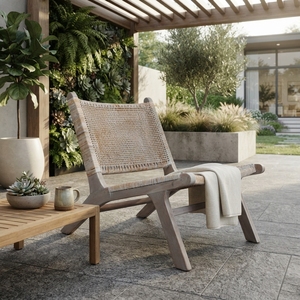 Chaise de jardin en rotin et teck blanc lavé, fauteuil bas tressé pour terrasse, design artistique et pur pour l'aménagement de l'espace extérieur - Product Image 3