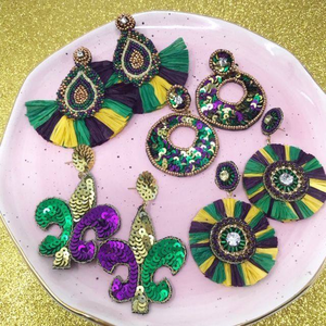 Pendientes Colgantes de Cuentas de Semilla Negras y Doradas con Diseño de Flor de Lis, Pendientes Bordados con Cuentas de Semilla, Pendientes de Cuentas de Semilla para el Mardi Gras - Product Image 6