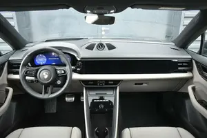 SUV Compacto de Lujo Usado 2024, Transmisión Automática, Portaequipajes Metálico, Asientos de Cuero, Características Interiores Premium - Product Image 4