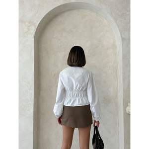 Chemise pour femme avec col à détails complexes et design plissé - Product Image 3