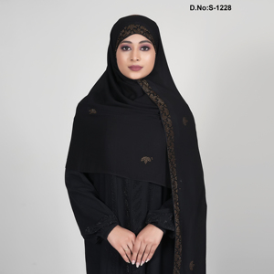 Hijab de Chifón Elegante con Borde de Cristal Ornamentado y Motivos Brillantes Dispersos para un Estilo Modesto y Elegante - Product Image 1