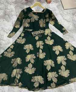 Fusion de mode: Style pakistanais Salwar Kameez - Fusion de styles traditionnels et modernes, créant une mode chic et élégante - Product Image 5