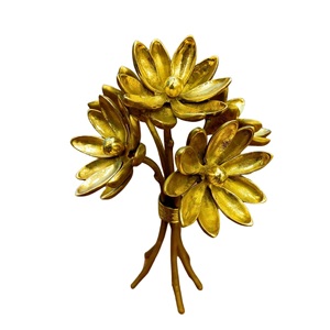 Su interior con esta escultura de ramo de flores de loto exquisitamente elaborada en un lujoso latón con acabado dorado - Product Image 1