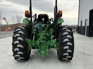 รถแทรกเตอร์จอห์นเดียร์ 5090E ขนาด 90-175 แรงม้า พร้อมส่ง  แบบขับเคลื่อน 4 ล้อ สำหรับการเกษตรขนาดเล็ก  ใช้งานได้หลากหลาย - Product Image 2