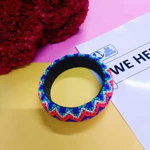 Bijoux de bracelet en perles colorées de qualité d'exportation à la mode et légers pour un usage quotidien ou des occasions spéciales disponibles à la vente - Product Image 4