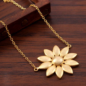 Collar con colgante de plata de ley 925 estilo flor clásica, joyería fina de diseño único para mujer con chapado en oro y rodio - Product Image 3