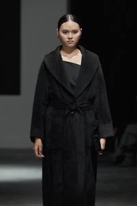 เสื้อโค้ทเทรนช์ดีไซน์ใหม่สำหรับผู้หญิง สง่างาม รุ่น VENETO ALPACA เสื้อโค้ทยาว ให้ความเงางามโดดเด่น สำหรับผู้หญิง ฤดูหนาว ทำจากขนอัลปาก้า SURI 100% - Product Image 4