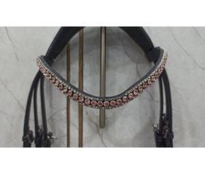 Brida Inglesa para Caballo de Cuero Suave Teñido en Tambor de Piel de Toro Negro, con Frontal de 3 Hileras, Narquilla Acolchada Negra Patentada y Completamente Hecha a Mano - Product Image 3