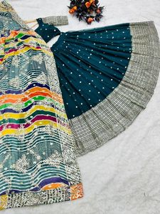 Chemisier de créateur Lehenga entièrement cousu avec broderie de travail séquentiel Design belle couleur tissu Georgette - Product Image 6