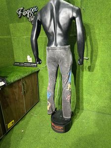 Vente en gros Pantalons pour hommes délavés à l'acide de haute qualité avec impression personnalisée du logo - Product Image 4