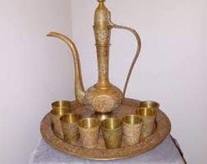 Decoración india tradicional para el hogar latón fundido Aftaba Dallah con pintura de esmalte de pollo accesorio de decoración para el hogar - Product Image 1