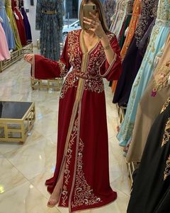 Atractivo y hermoso vestido de caftán rojo con cuentas de cristal de colores embellecedores, piedra de vidrio y trabajo Dabka Zardozi - Product Image 1