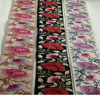 Fleurs brodées sur mesure en couleur dans des motifs ethniques à des fins diverses en 1 pouce de largeur sur tissu de base vert