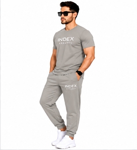 Conjunto Deportivo de Dos Piezas para Hombre, Color Gris, Camiseta de Manga Corta con Cuello Redondo, Pantalones Largos con Estampado de Letras, Estilo Casual - Product Image 3