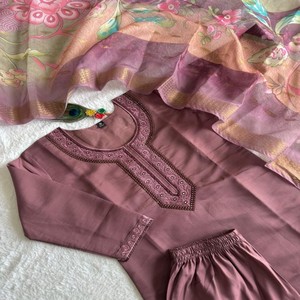 Ensemble Kurti Pant Dupatta élégant en soie romaine de qualité supérieure avec dupatta en chanderi imprimé numérique lourd, tenue décontractée pour les fêtes et les occasions festives - Product Image 4