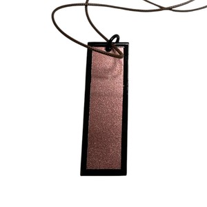 Colgante de Cuerno Hecho a Mano Modelo DTJ con Baño de Laca, Forma Colgante, Estilo Moderno para Regalo de Aniversario para Mujer - Product Image 1