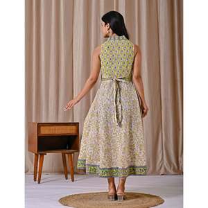 เดรสผ้าฝ้ายพิมพ์ลายบล็อกสีเขียวอ่อนและสีขาว 100% แบบไม่มีแขน คอปก สไตล์ลำลอง ODM ความยาวระดับเข่า - Product Image 6