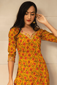ENSEMBLE DE PANTALONS KURTA EN COTON JAUNE MOUTARDE IMPRIMÉ À LA MAIN AVEC COTON DUPATTA Robe décontractée en satin à fleurs avec taille naturelle - Product Image 3