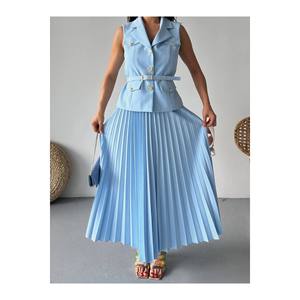 Completo gonna a pieghe da donna con gilet abbottonato con cintura elegante - Product Image 3