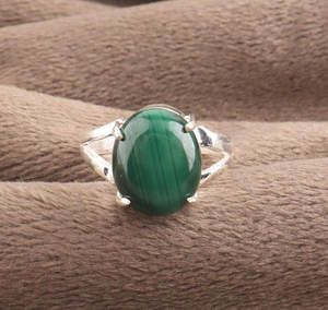Bague vintage artisanale en malachite, laiton 8x10mm, bijou tendance en pierre naturelle pour cadeau d'anniversaire et pour elle - Product Image 4