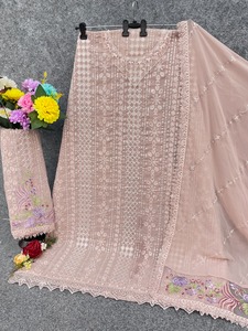 Costume pakistanais de qualité supérieure avec broderie lourde, disponible pour les occasions de fête ou les mariages, en gros - Product Image 4