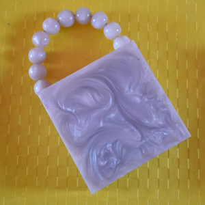 Pochette élégante en résine faite à la main, design élégant, parfaite pour les fêtes et les cadeaux. - Product Image 1