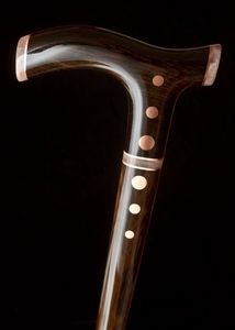 GUIDE BÂTON DE MARCHE CONFORTABLE EN RÉSINE DE BOIS ANTIDÉRAPANT avec poignée multiforme pour la réadaptation des personnes âgées. - Product Image 3