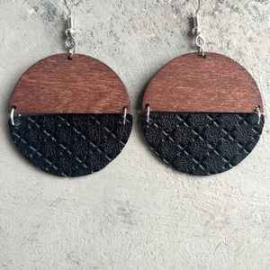 Pendientes Redondos de Diseño Ligero, Pendientes de Madera Hechos a Mano con Estilo, Joyería Artesanal Única y Moderna, Diseño Creativo - Product Image 1