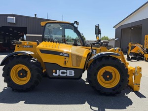 Chariot télescopique agricole JCB 532-60 alliant des performances de levage impressionnantes et un confort d'opérateur exceptionnel pour maximiser la productivité - Product Image 4