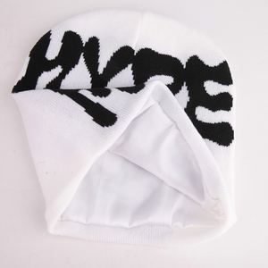 Fabricants de bonnets en satin avec logo jacquard personnalisé en gros Chapeaux bonnets doublés en soie tricotés personnalisés pour hommes - Product Image 5